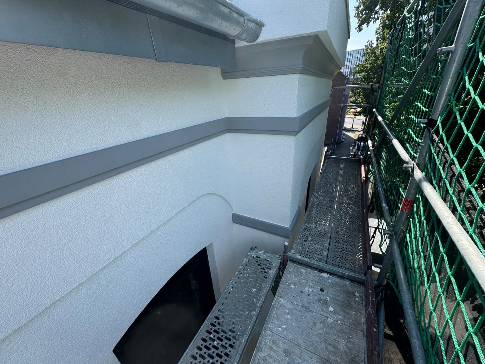 Fassadendetail mit Gesims während der Arbeiten vom Gerüst aus