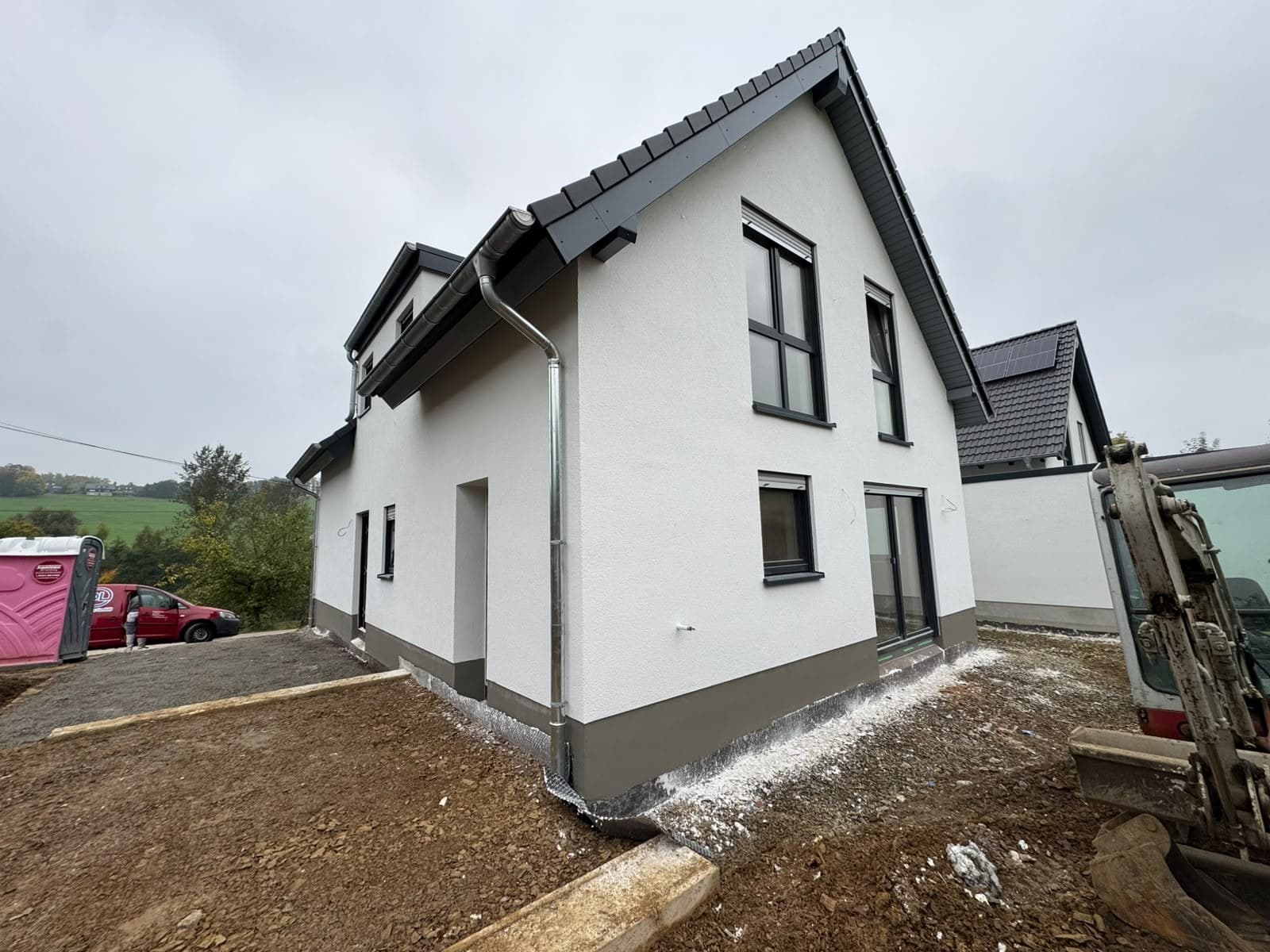Wohngebäude mit erneuerter heller Putzfassade