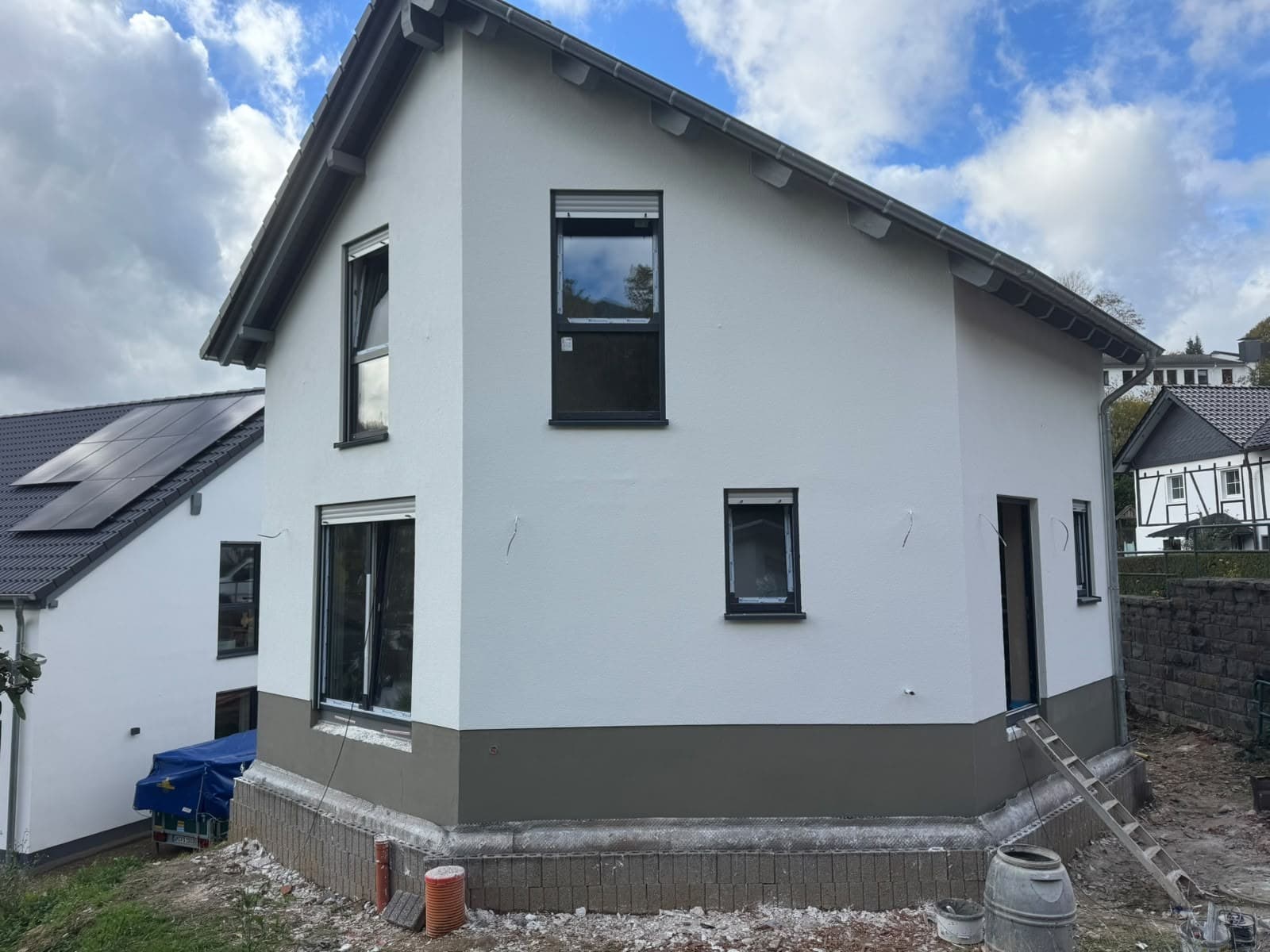 Wohnhaus mit neu aufgebrachter heller Putzoberfläche
